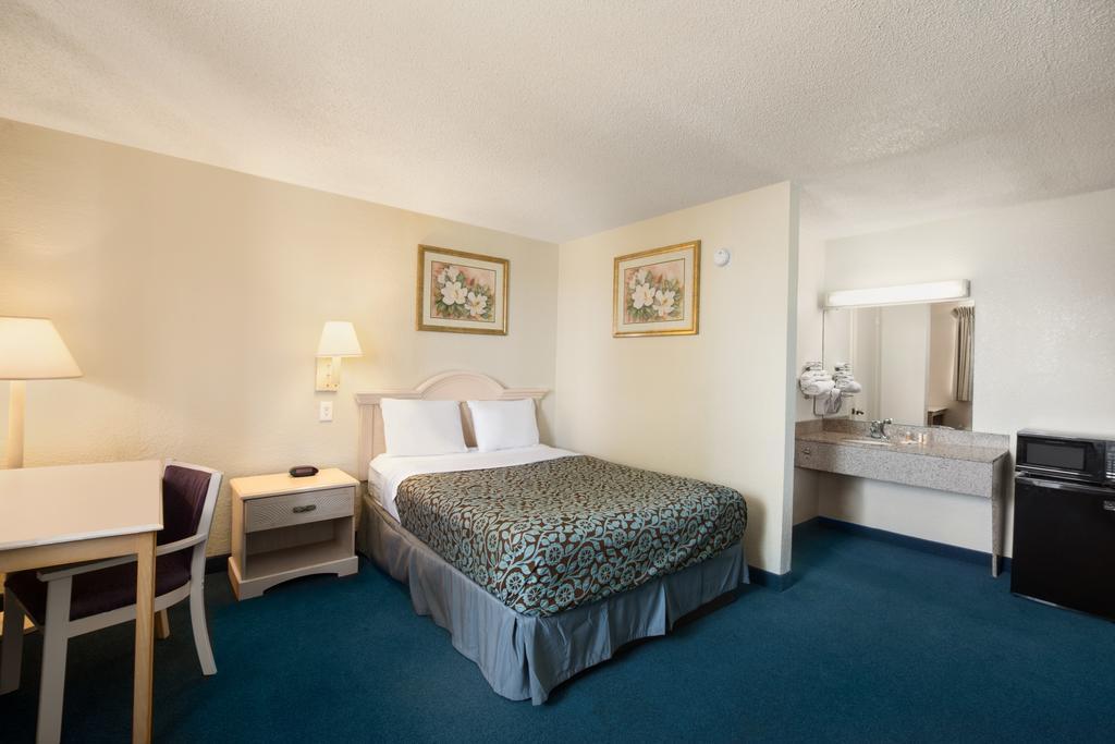 Days Inn Pensacola North Ferry Pass ภายนอก รูปภาพ