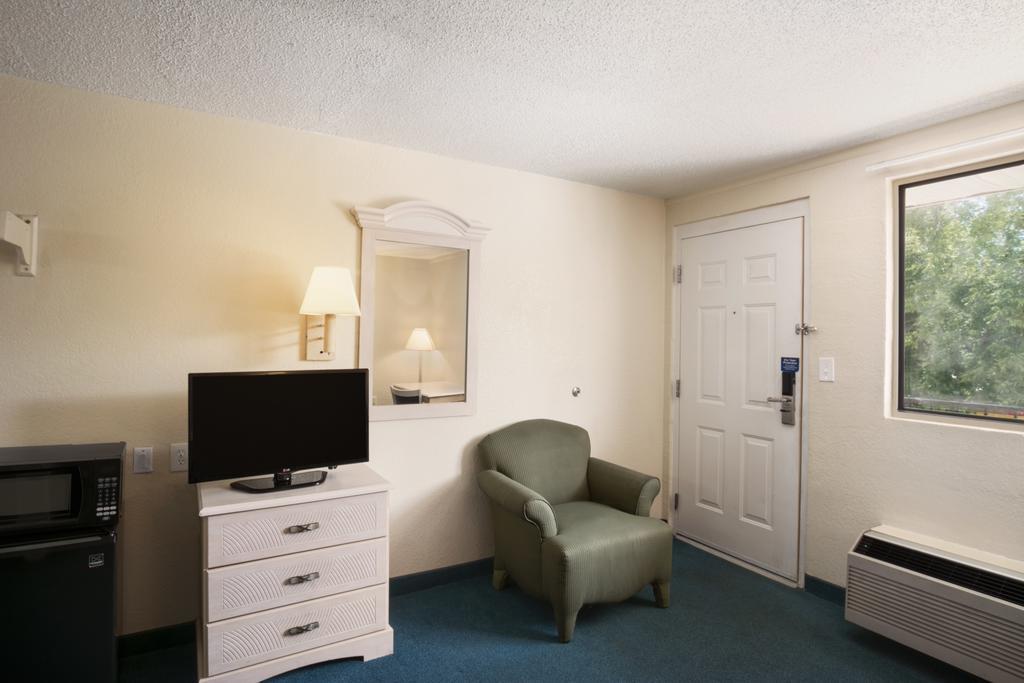 Days Inn Pensacola North Ferry Pass ภายนอก รูปภาพ