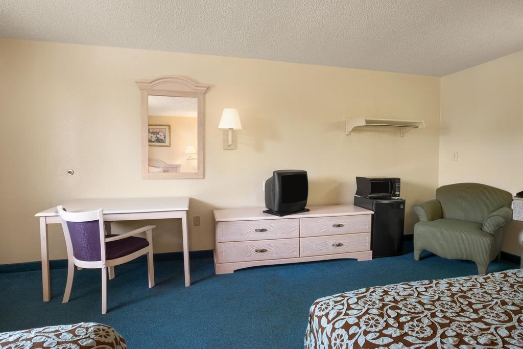 Days Inn Pensacola North Ferry Pass ภายนอก รูปภาพ